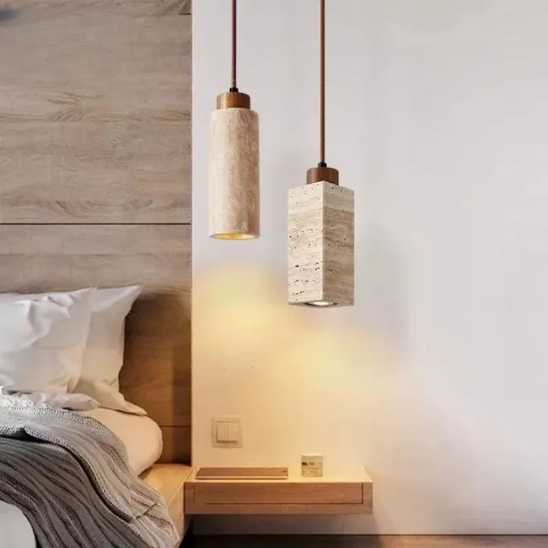 Sospensioni in travertino accanto al letto - Lampadari Moderni
