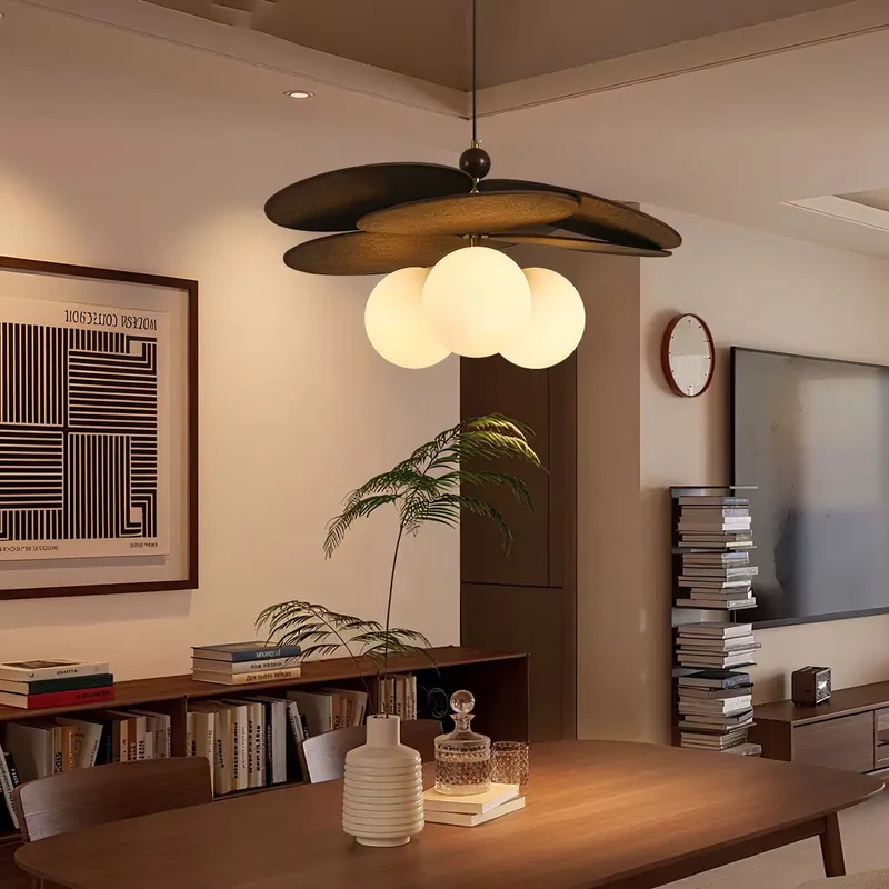 Lampadario in rattan intrecciato sopra il tavolo del soggiorno - Lampadari Moderni